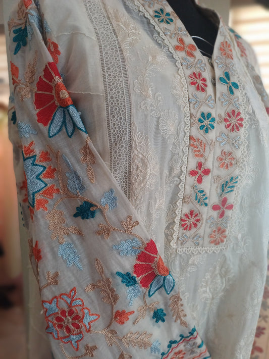 Rangrez – Off-white Paper Lawn with Vibrant Aar Work & Lace Detailing